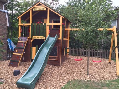 Der Spielplatz mit dem Fallschutz
