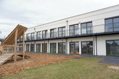 Draußen Anlage vom Kindergarten mit dem Fallschutz