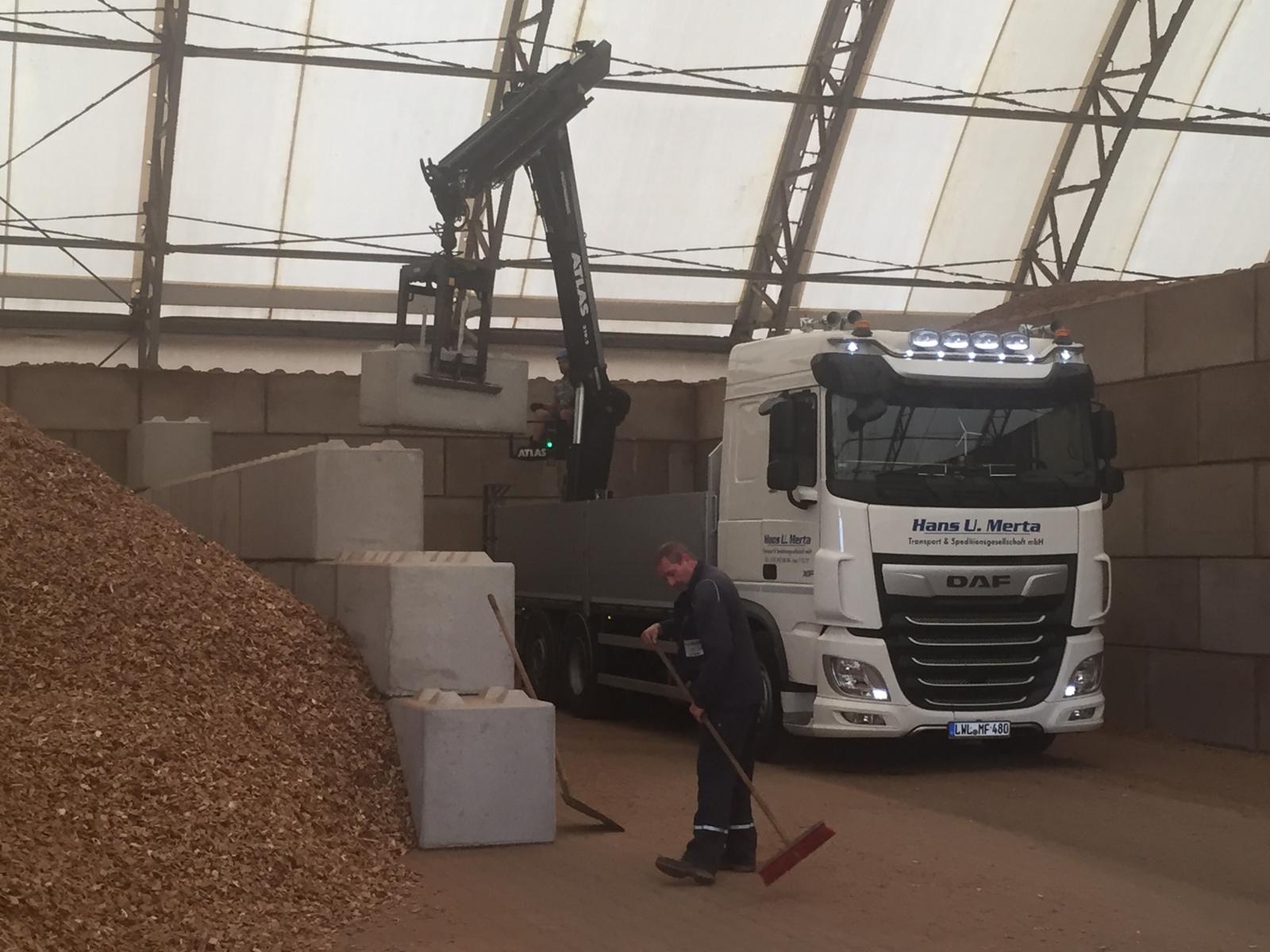 LKW beim setzen der Leggio-Block Steine