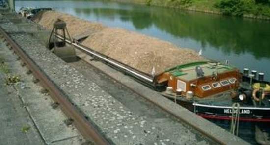 Kleines altes schiff mit Holz drauf